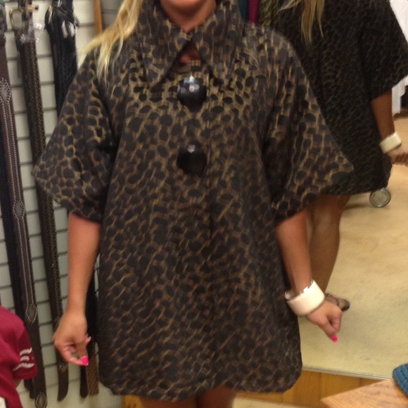 Absolutely gorgeous sleeveless coat. - Picture 2 of 7